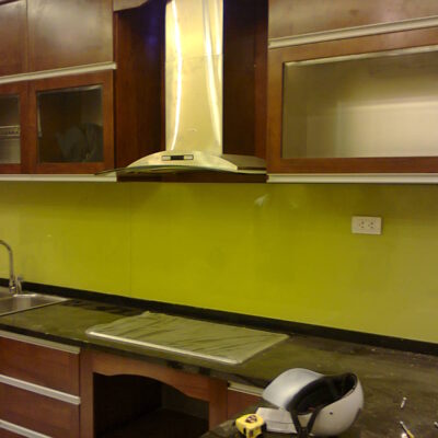 Kính màu ốp bếp