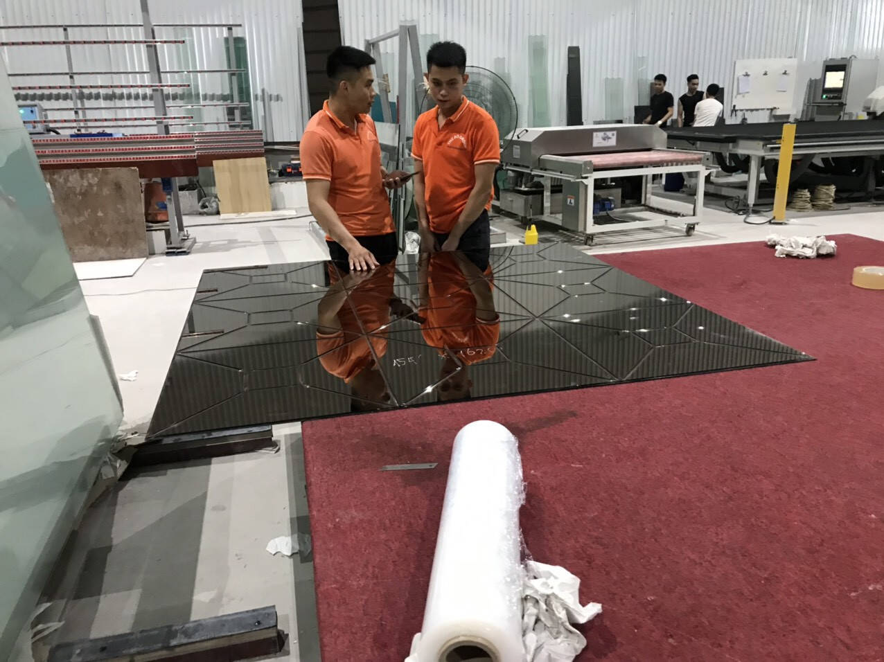 Cung cấp dịch vụ cắt kính cường lực làm hài lòng khách hàng