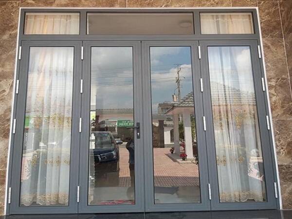 Cửa kính cường lực khung nhôm – Giải pháp bền đẹp cho không gian hiện đại