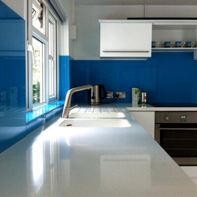 Kính ốp bếp màu xanh lam​