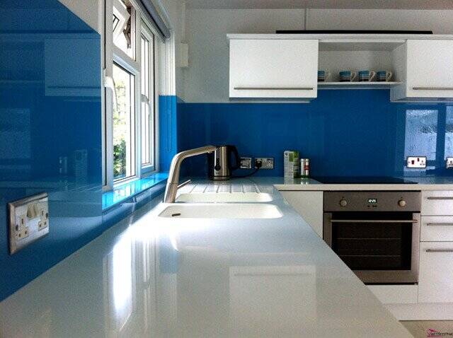 Kính ốp bếp màu xanh lam​
