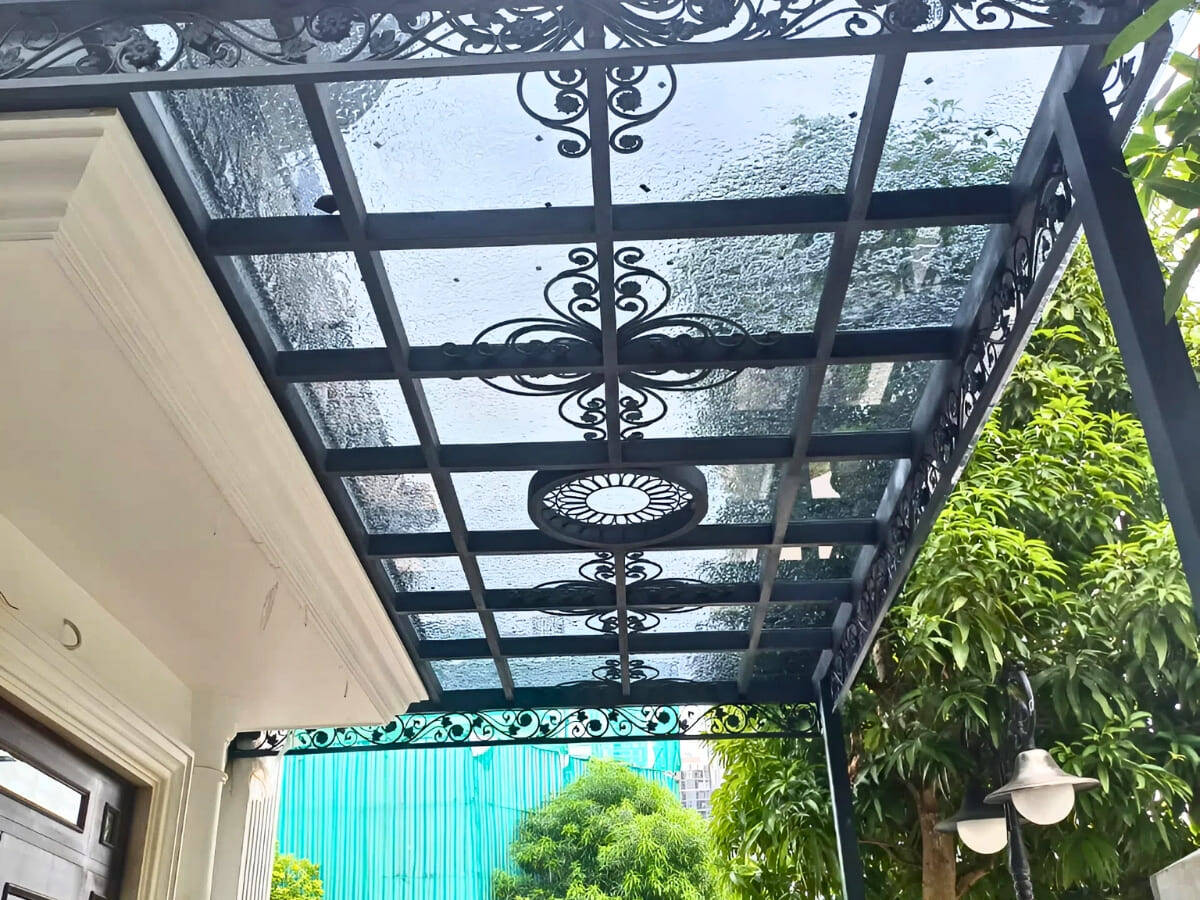 Mái kính giúp che mưa