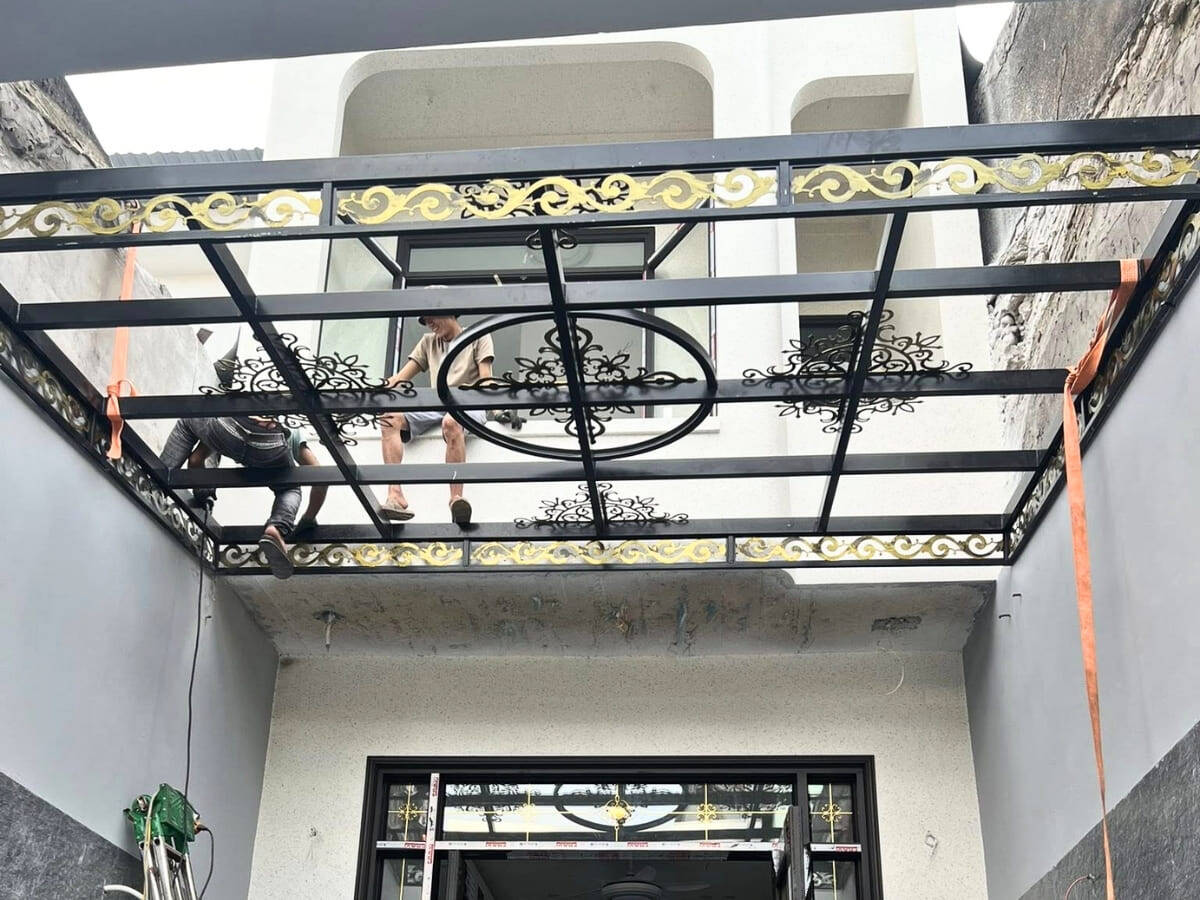 Mái kính khung CNC họa tiết uốn lượn độc đáo